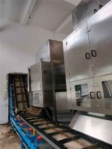 云南某污水處理廠定制的一體式污泥深度脫水機，現(xiàn)已投入使用！