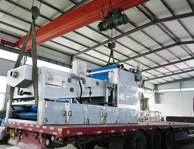 一臺帶式濃縮脫水一體機(jī)完工發(fā)貨，助力化工企業(yè)污泥處理！