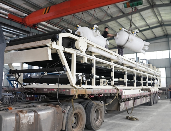 1臺橡膠帶式真空過濾機(jī)發(fā)往河北唐山