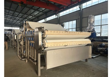 帶式果汁壓榨機(jī)廣泛應(yīng)用于各個(gè)行業(yè)的果蔬榨汁