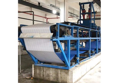 橡膠帶式真空過濾機(jī)的工作原理是什么？